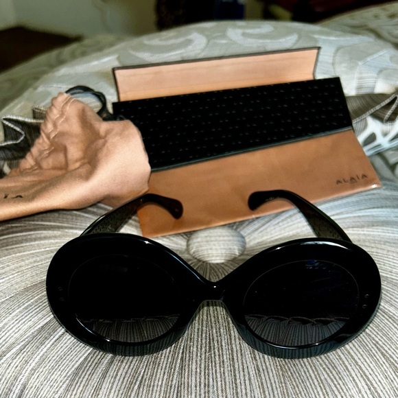 100% Authentic Azzedine Alaïa Round Black Sunglasses, New, $610. - Picture 3 of 14